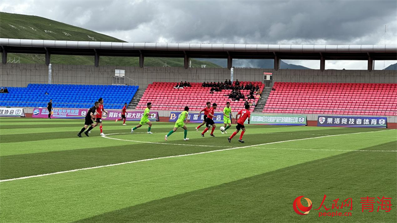 “州超”球員正在拼搶。人民網(wǎng) 劉沛然攝