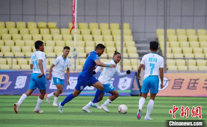 圖為班瑪隊(白)與達(dá)日隊在球場進(jìn)行比拼?！●R銘言 攝