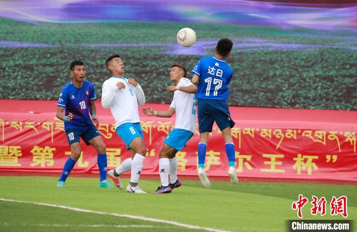 圖為班瑪隊(白)與達(dá)日隊在球場進(jìn)行比拼?！●R銘言 攝