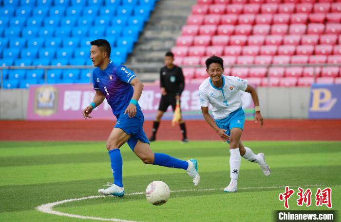 圖為班瑪隊(白)與達(dá)日隊隊員在球場感受快樂足球?！●R銘言 攝