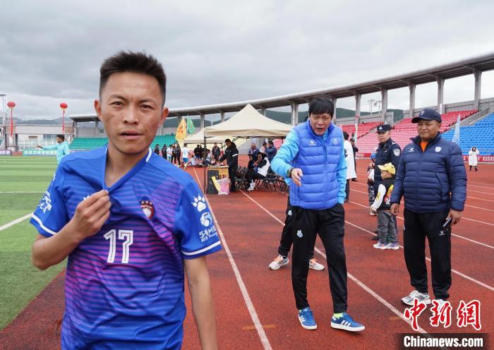 圖為范志毅在球場邊指導(dǎo)球員?！●R銘言 攝