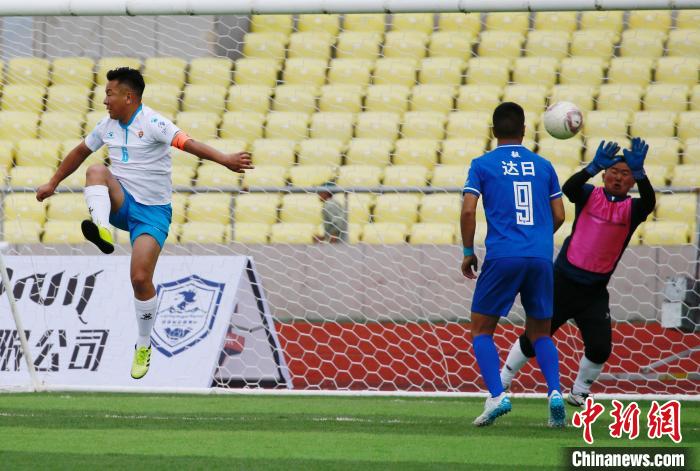 圖為班瑪隊(白)與達(dá)日隊在球場進(jìn)行比拼。　馬銘言 攝