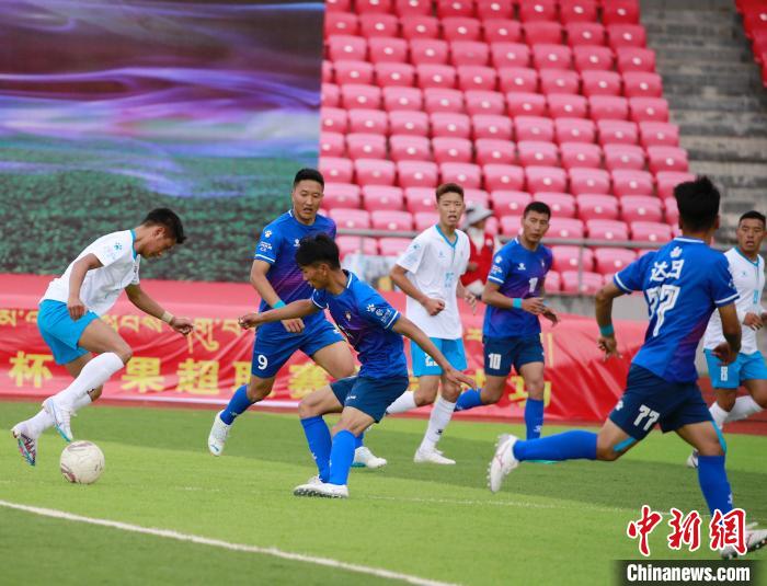 圖為班瑪隊(白)與達(dá)日隊在球場進(jìn)行比拼?！●R銘言 攝