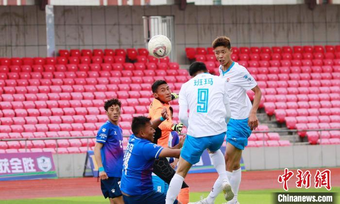 圖為班瑪隊(白)與達(dá)日隊在球場進(jìn)行比拼。　馬銘言 攝