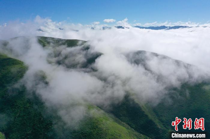 航拍賽來(lái)塘鎮(zhèn)山間云霧繚繞?！●R銘言 攝