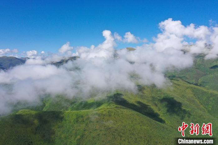 航拍賽來(lái)塘鎮(zhèn)山間云霧繚繞?！●R銘言 攝