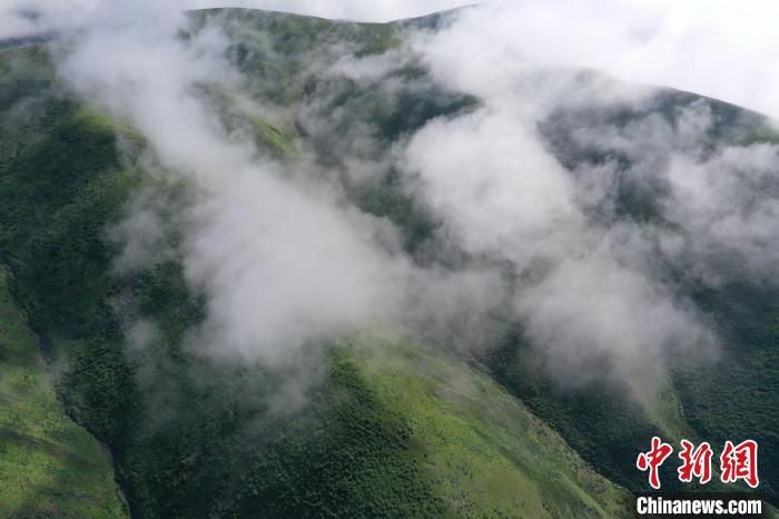 航拍賽來(lái)塘鎮(zhèn)山間云霧繚繞。　馬銘言 攝