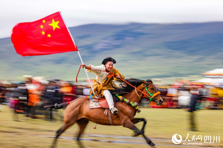 馬術(shù)表演現(xiàn)場(chǎng)。洛絨尼瑪攝