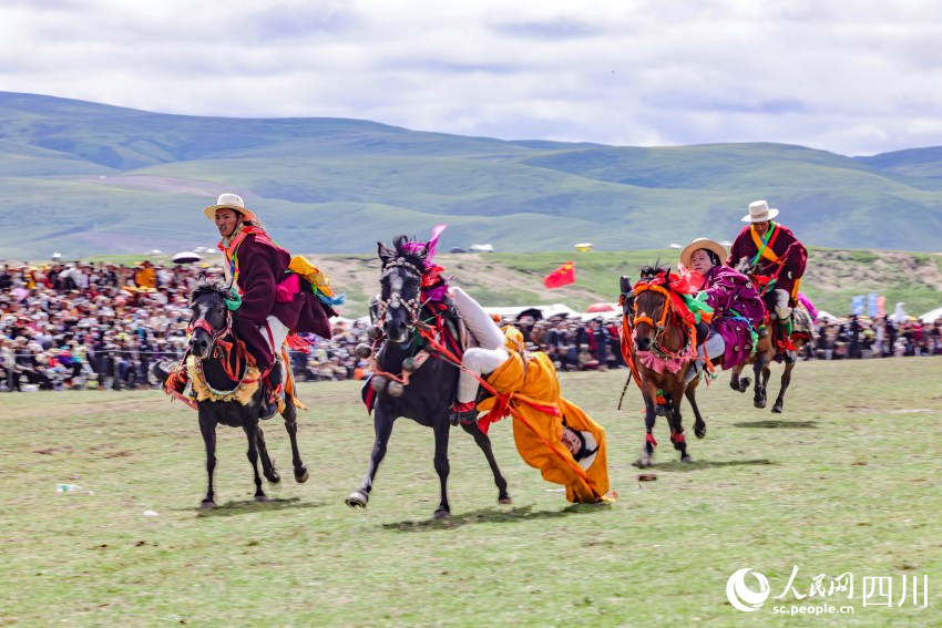 馬術(shù)表演現(xiàn)場(chǎng)。洛絨尼瑪攝