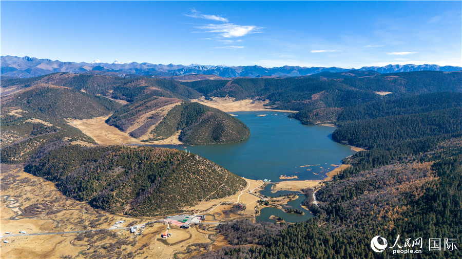 香格里拉國家公園屬都湖全景。人民網(wǎng)記者 虎遵會攝