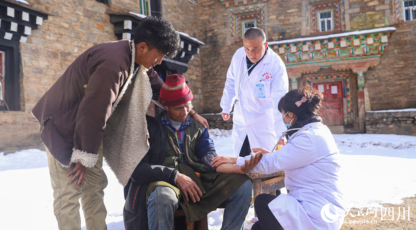 幫扶醫(yī)療小分隊成員為村民義診。劉學(xué)懿攝