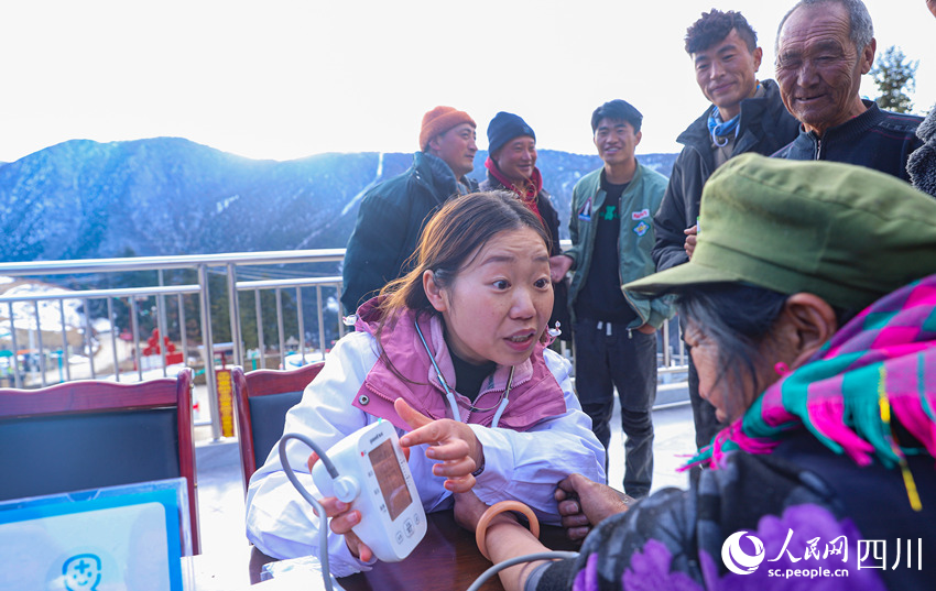 幫扶醫(yī)療小分隊成員為村民義診。劉學懿攝