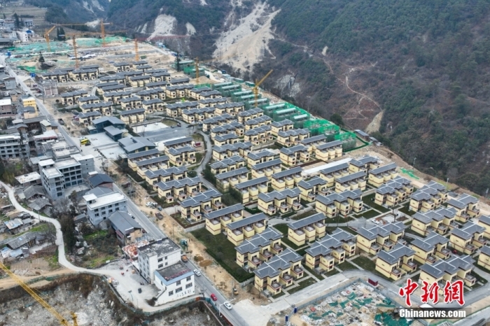 圖為2月1日，瀘定磨西鎮(zhèn)震后重建的安置小區(qū)。(無人機照片)<a target='_blank' href='/'><p  align=