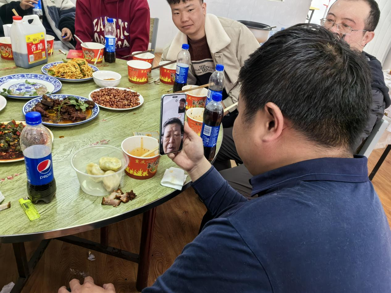 王玉琦與家人視頻。王元明攝