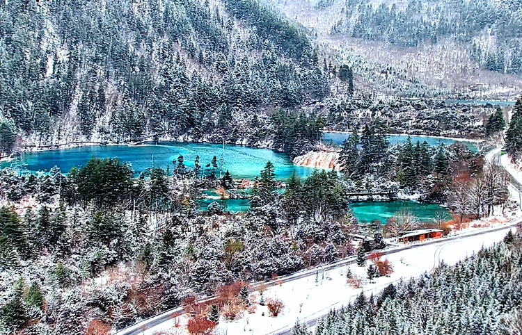 雪景中的海子。九管局供圖