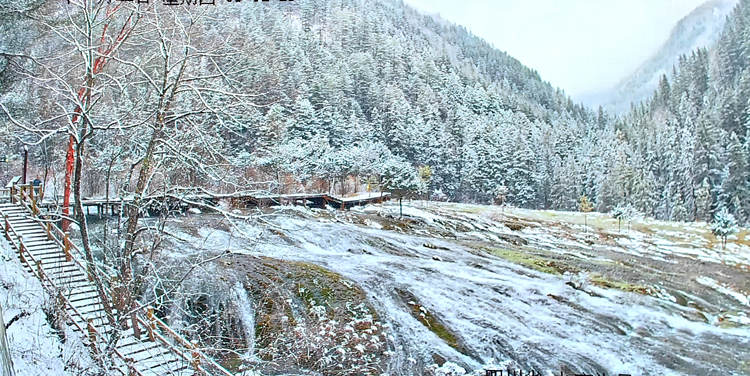 雪景中的珍珠灘瀑布。九管局供圖