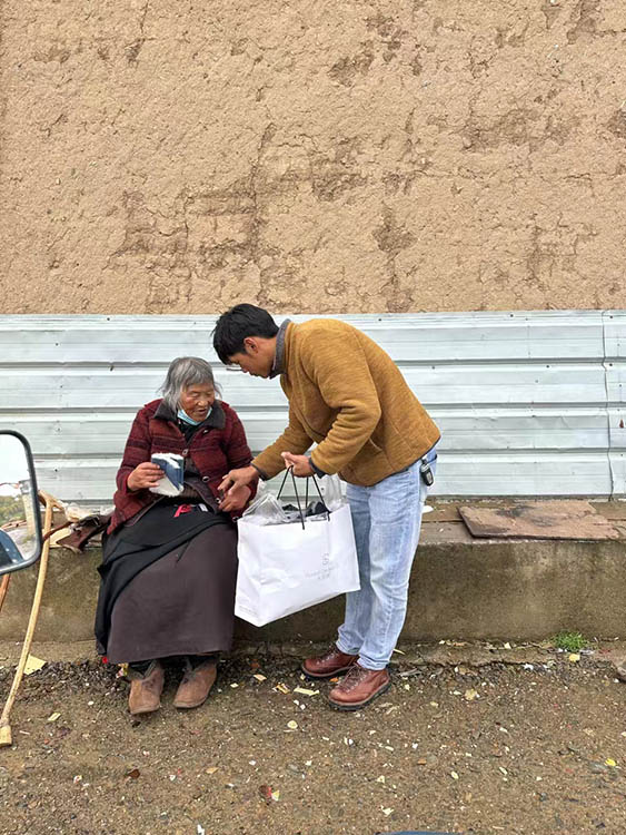 扎西奪爾登為困難群眾送去冬季御寒物資。阿壩州文明辦供圖