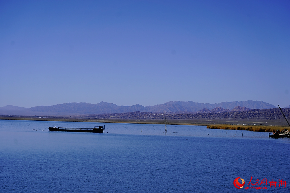 可魯克湖秋色如畫。人民網(wǎng) 陳明菊攝