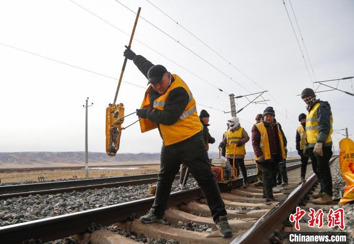 （新春見(jiàn)聞）青藏鐵路“00后”職工：護(hù)“天路”安全保旅客出行平安