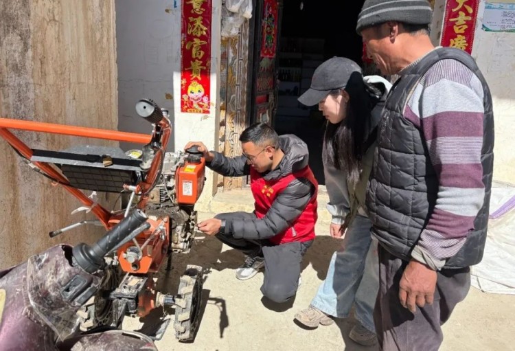 澤郎幫助村民檢查機械農(nóng)具。黑水縣融媒體中心供圖