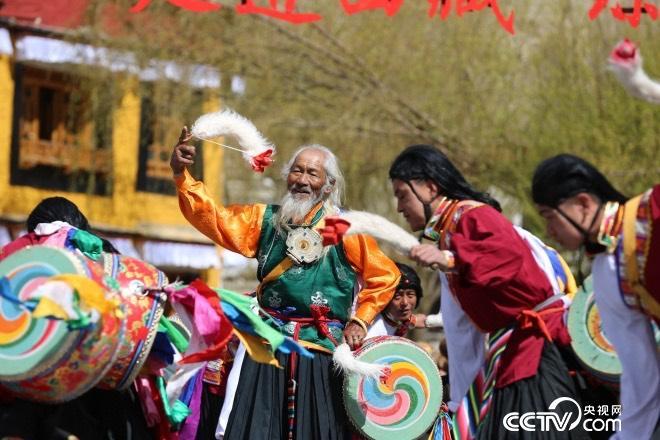 這里的人們，跳著從高原上長出來的久河卓舞，舞動(dòng)人生，一代又一代。