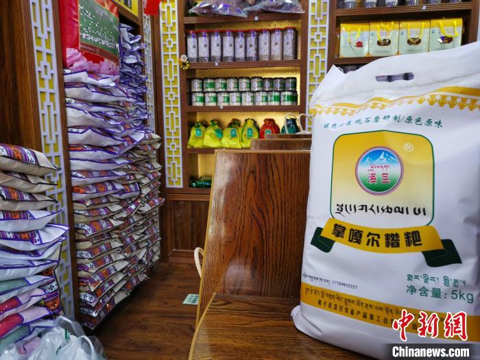 圖為洛桑旦增為自家青稞產(chǎn)品設(shè)計的商標(biāo)與特色包裝?！垈?攝