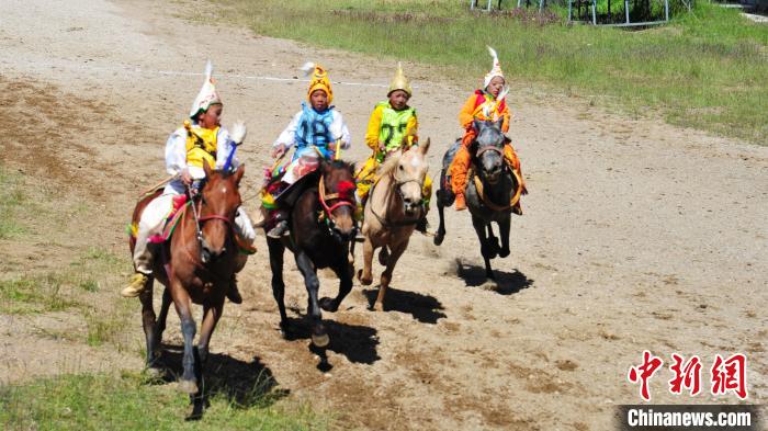圖為少年騎手在比賽中。　張偉 攝