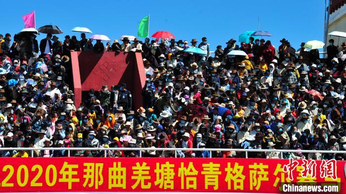 圖為當日的比賽吸引了眾多觀眾。　張偉 攝