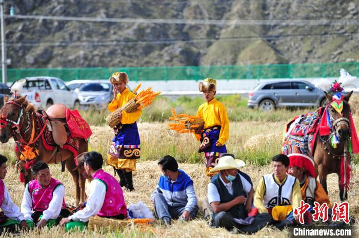 圖為等待登場(chǎng)的農(nóng)牧民演員?！垈?攝