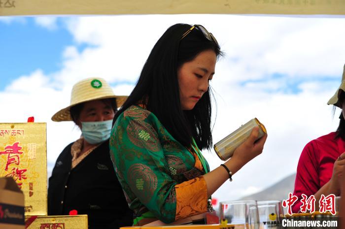 圖為拉薩市民在特色農(nóng)畜產(chǎn)品展示展銷(xiāo)會(huì)上選購(gòu)商品?！垈?攝