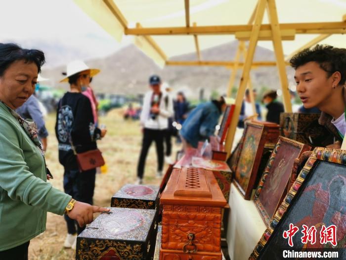 圖為拉薩市民在特色農(nóng)畜產(chǎn)品展示展銷(xiāo)會(huì)上選購(gòu)商品?！垈?攝
