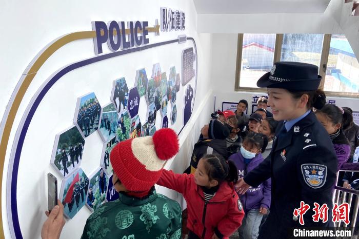 山南邊境管理支隊(duì)勒布邊境派出所舉行警營(yíng)開(kāi)放日活動(dòng)，邀請(qǐng)駐地民眾進(jìn)警營(yíng)，了解民警工作生活?！∏f冀 攝