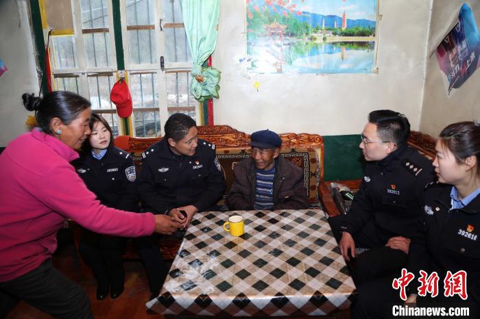 亞?wèn)|出入境邊防檢查站民警走訪(fǎng)慰問(wèn)轄區(qū)困難群眾?！堄陱?qiáng) 攝