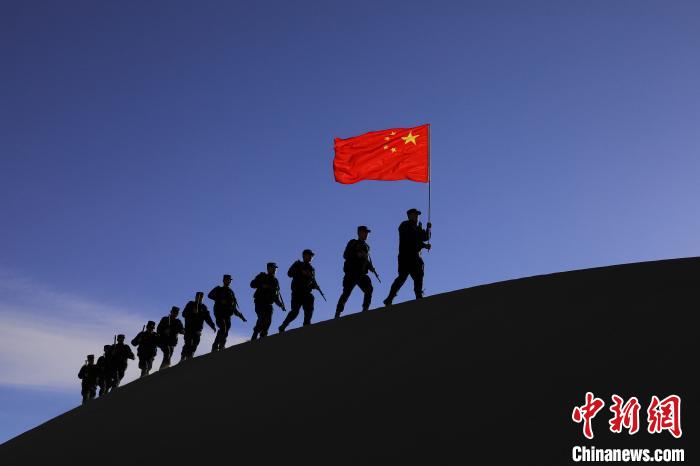 日喀則邊境管理支隊(duì)幾腳橋邊境檢查站民警在轄區(qū)開(kāi)展巡邏工作。　龍小鳳 攝