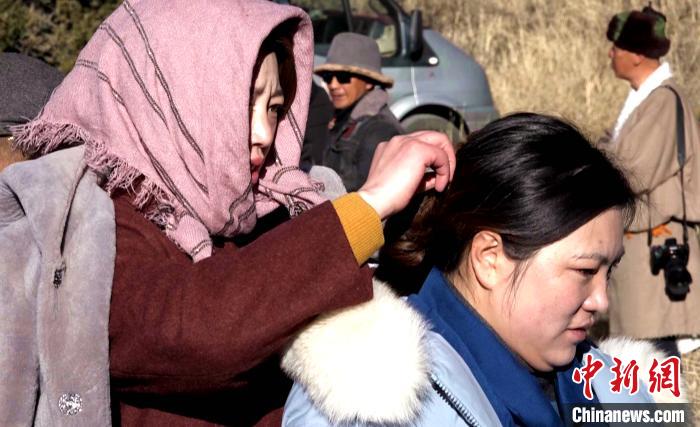 圖為1月13日，電影《雪域青春》群眾演員做拍攝準(zhǔn)備?！∝暽＠?攝