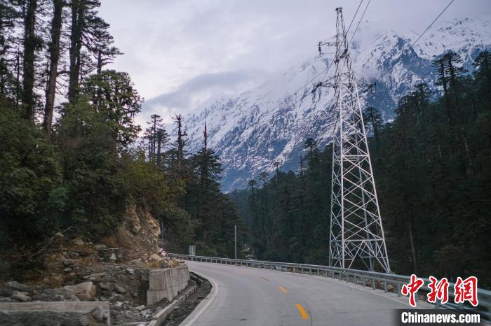 目前唯一進出墨脫的公路波墨公路。　何蓬磊 攝