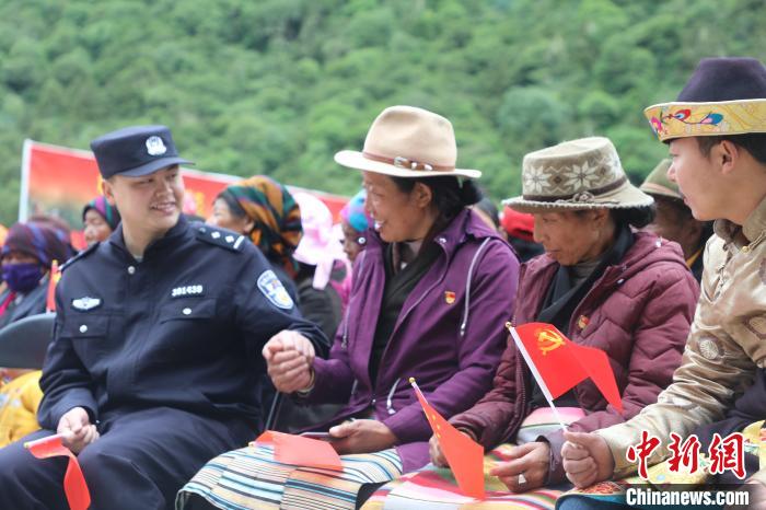 圖為李陽副所長(前排左一)與卓嘎、央宗姐妹共同參加愛國主義教育活動?！〉录?攝