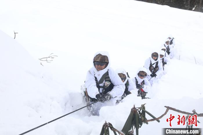 圖為依靠纜繩攀爬?！铎o 攝