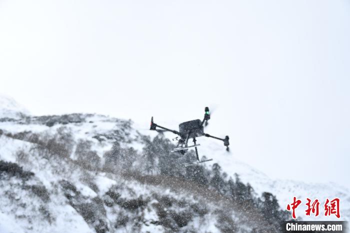 圖為無(wú)人機(jī)檢跡?！〗有?攝