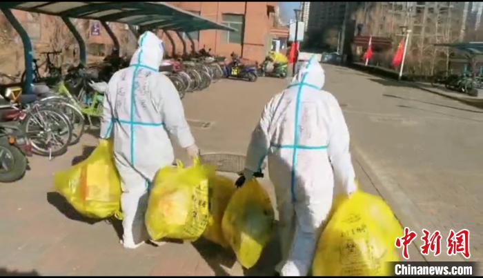 收集垃圾?！¤F西區(qū)委宣傳部 攝