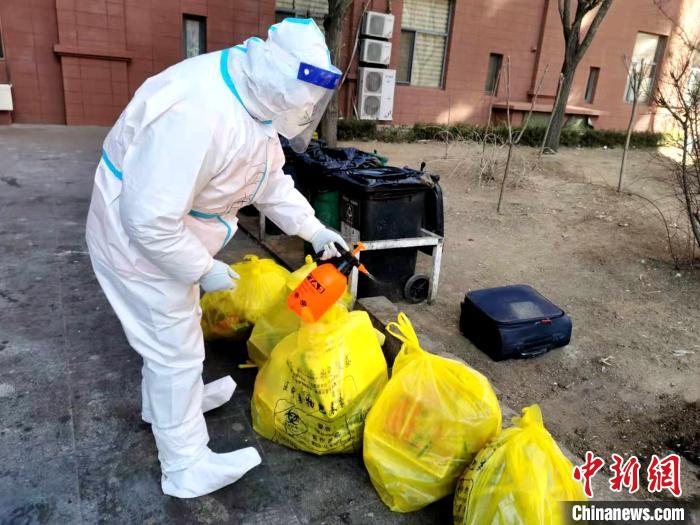 給垃圾做消殺?！¤F西區(qū)委宣傳部 攝