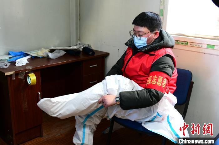 穿防護(hù)服?！¤F西區(qū)委宣傳部 攝