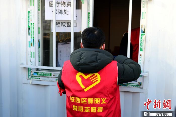 領(lǐng)防護(hù)用品?！¤F西區(qū)委宣傳部 攝