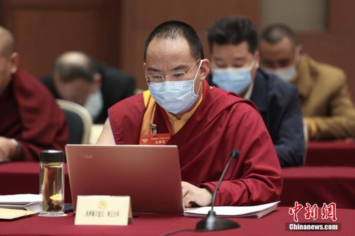 3月9日上午，全國(guó)政協(xié)十三屆四次會(huì)議舉行小組會(huì)議，討論“兩高”工作報(bào)告，審議各項(xiàng)決議和報(bào)告草案。圖為北京友誼賓館宗教界別委員小組會(huì)議現(xiàn)場(chǎng)，全國(guó)政協(xié)常委、中國(guó)佛教協(xié)會(huì)副會(huì)長(zhǎng)、中國(guó)佛教協(xié)會(huì)西藏分會(huì)會(huì)長(zhǎng)班禪額爾德尼·確吉杰布參加討論。<a target='_blank' ><p  align=