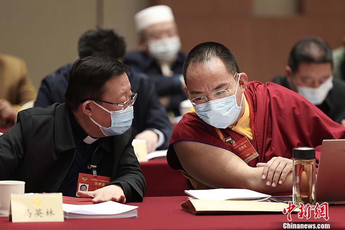 3月9日上午，全國(guó)政協(xié)十三屆四次會(huì)議舉行小組會(huì)議，討論“兩高”工作報(bào)告，審議各項(xiàng)決議和報(bào)告草案。圖為北京友誼賓館宗教界別委員小組會(huì)議現(xiàn)場(chǎng)，全國(guó)政協(xié)常委、中國(guó)佛教協(xié)會(huì)副會(huì)長(zhǎng)、中國(guó)佛教協(xié)會(huì)西藏分會(huì)會(huì)長(zhǎng)班禪額爾德尼·確吉杰布(右)與全國(guó)政協(xié)常委、中國(guó)天主教主教團(tuán)主席馬英林(左)交流。<a target='_blank' ><p  align=