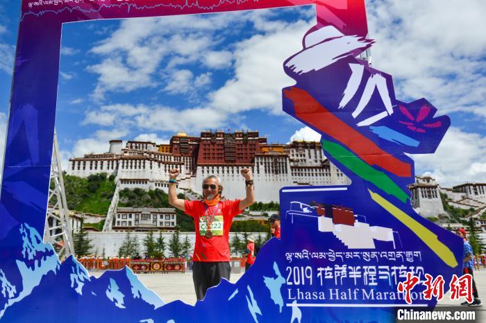 資料圖為2019年8月18日，拉薩舉行半程馬拉松賽?！〗w波 攝