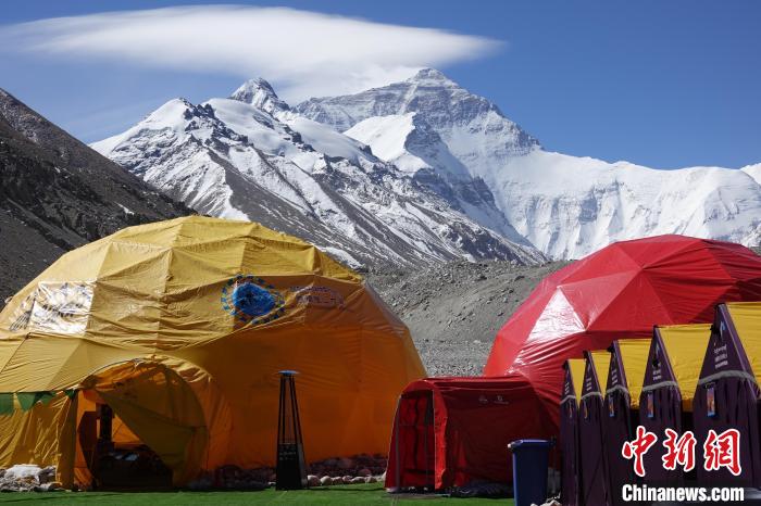 5月9日的珠峰北坡登山大本營?！∪轿木?攝