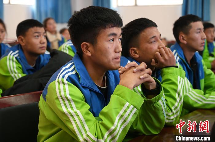 圖為學(xué)生在聆聽授課。