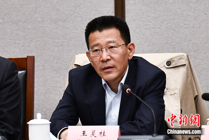 5月16日，由中國(guó)社會(huì)科學(xué)院西藏智庫(kù)、中國(guó)社會(huì)科學(xué)院民族學(xué)與人類(lèi)學(xué)研究所主辦的第五屆西藏智庫(kù)國(guó)際論壇在北京舉行。中國(guó)社會(huì)科學(xué)院副院長(zhǎng)王靈桂在致辭中表示，今年是西藏和平解放70周年，西藏人民團(tuán)結(jié)奮斗，把貧窮落后的舊西藏建設(shè)成經(jīng)濟(jì)發(fā)展、文化繁榮、社會(huì)進(jìn)步、環(huán)境良好、生活幸福的社會(huì)主義新西藏，西藏歷史上第一次徹底消滅了絕對(duì)貧困，同全國(guó)人民一起，西藏各族人民已經(jīng)走進(jìn)全面建成小康社會(huì)的新時(shí)代，進(jìn)入歷史發(fā)展的新坐標(biāo)。 <a target='_blank' ><p  align=