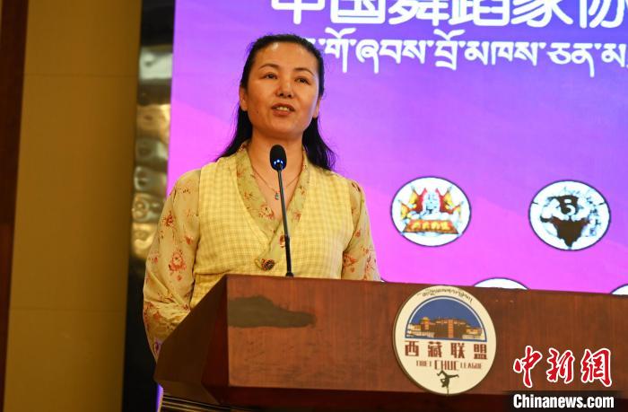 圖為西藏自治區(qū)舞蹈家協(xié)會(huì)主席達(dá)娃拉姆致辭。　趙朗 攝